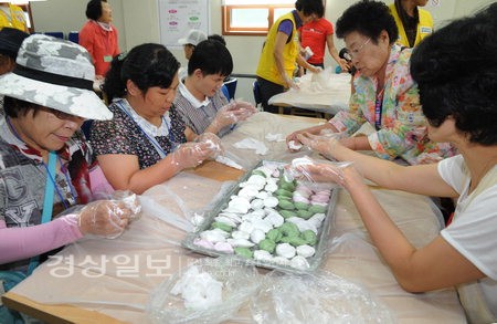 [햇살]시각장애인과 마음으로 빚은 ‘사랑의 송편’1