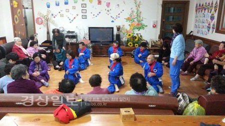 울산시각장애인복지관 국선도 생활지도자 양성교육 수련생들, 국선도 시연 봉사 사진