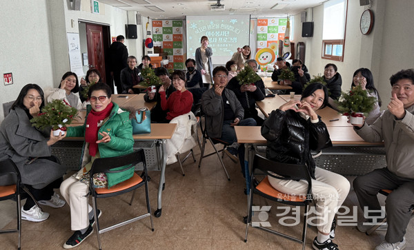 이수봉사단 7차 시즌특강 진행 사진_완성품을 들고 찍은 사진