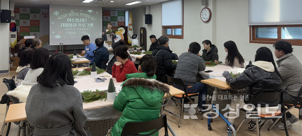 이수봉사단 7차 시즌특강 진행 사진_강사님 설명을 듣고 있는 사진