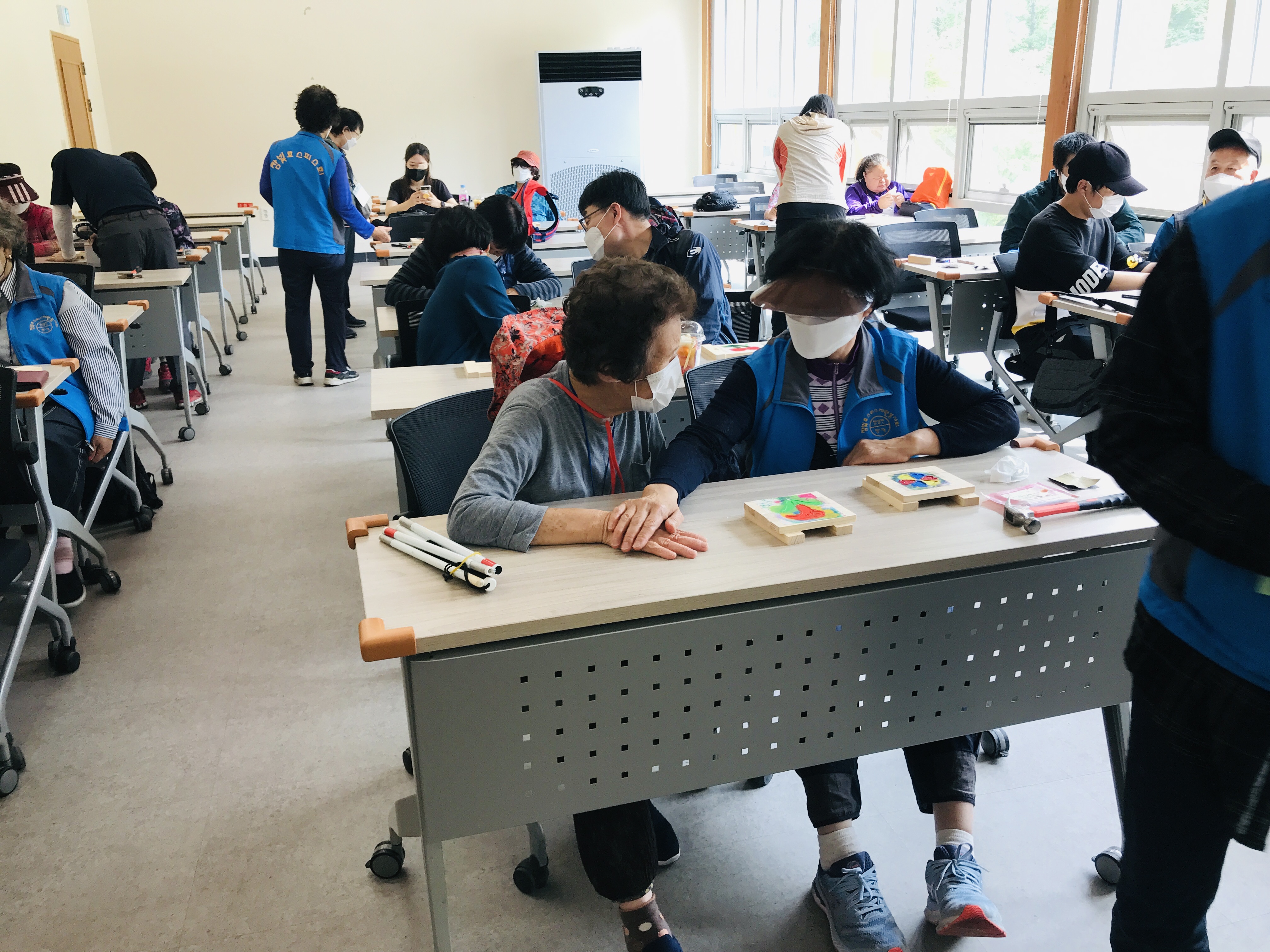 실내에서 냄비받침대 만드는 사진