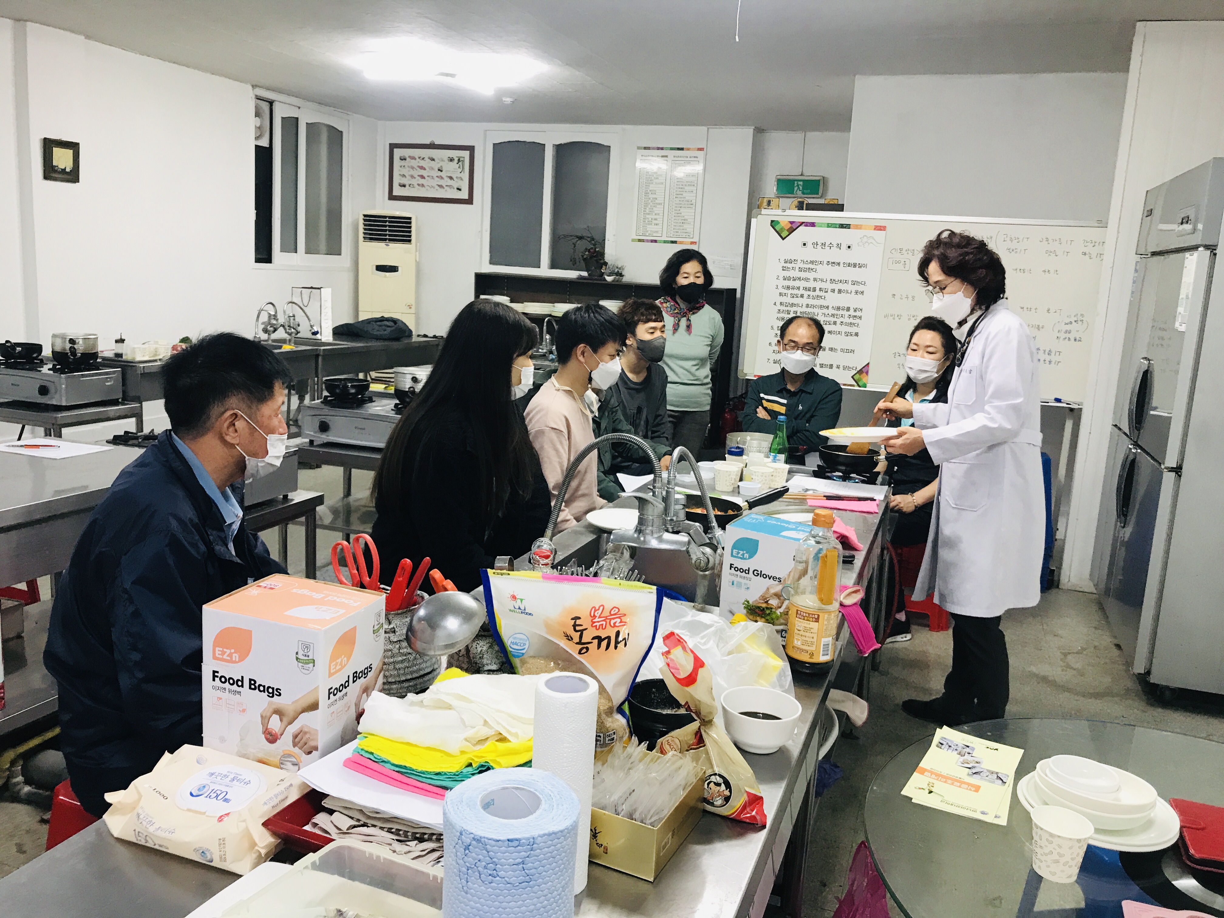 요리만드는 설명듣는 장면