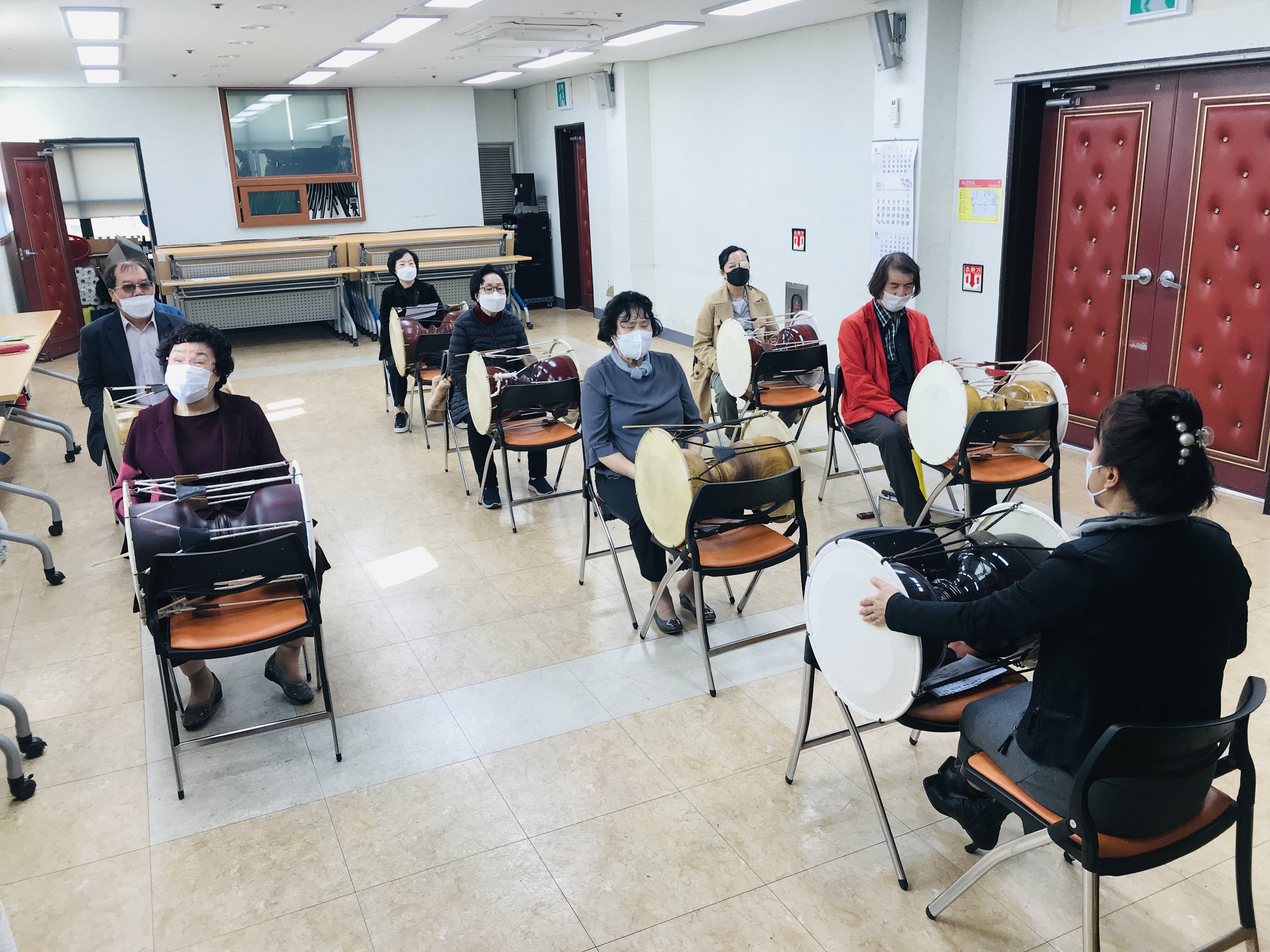 민요교실 진행장면사진(장구치며 민요부르기)