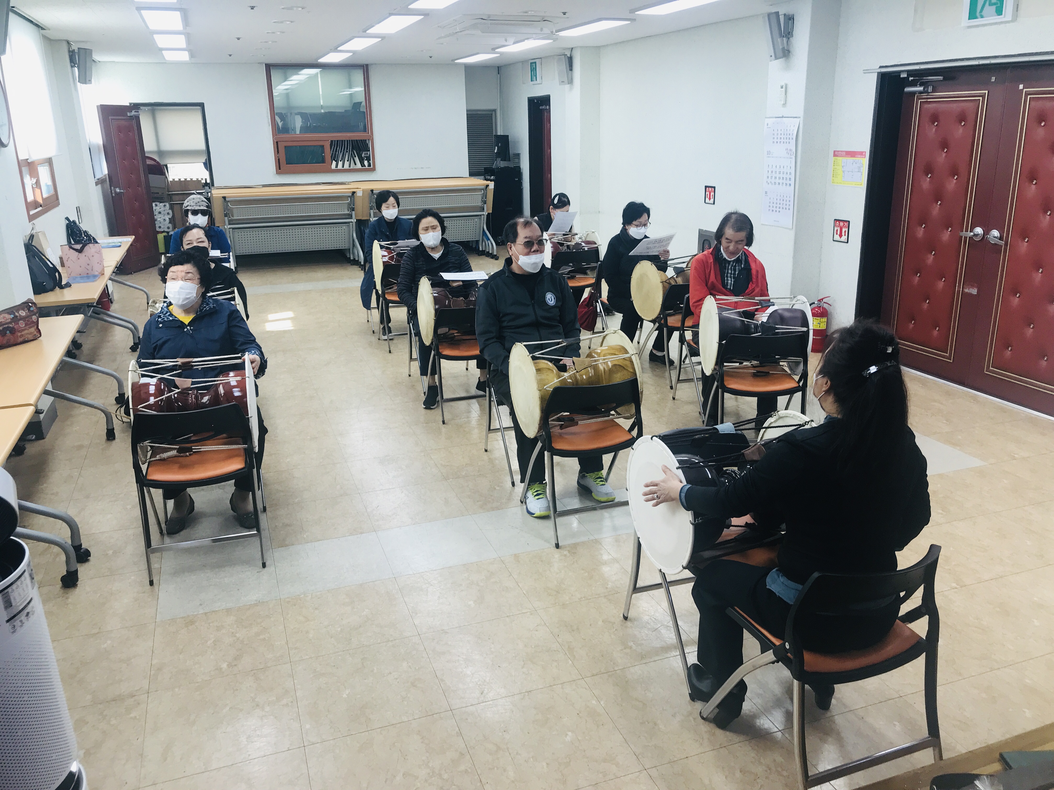 민요교실 진행장면사진(장구치며 민요부르기)