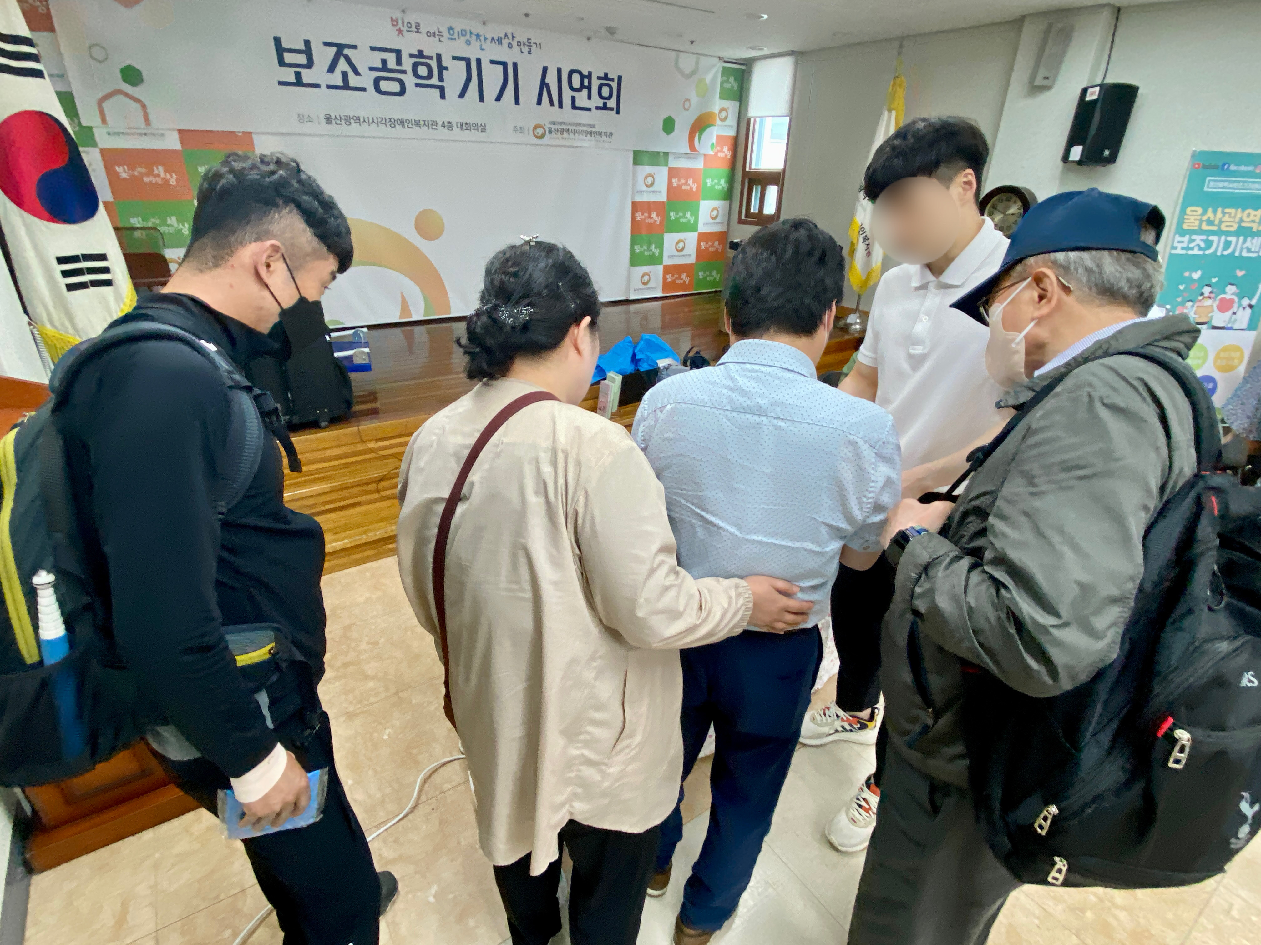 보조공학기기 시연회 설명을 듣는 모습입니다.